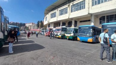 The report acknowledges the government’s efforts to replace diesel-powered buses with electric buses in the public transport sector, but comments that the pace of change is slow.