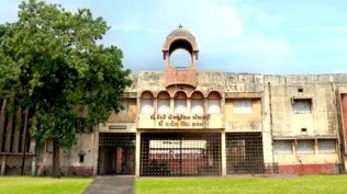 students made to sit outside in cold weather, students made to sit outside in cold weather for coming late, Gujarat pvt school gets notice, S B Vakil English Medium School, Ahmedabad news, Gujarat news, Indian express, current affairs