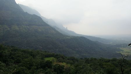 The project site is in the Kalu River valley, close to Malshej Ghat and Kalu waterfall, famous destinations for trekkers in the monsoon.