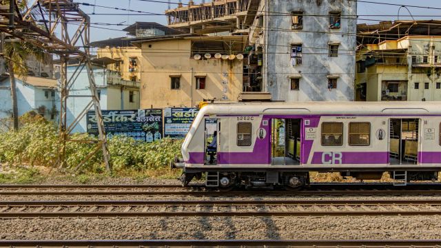 On October 4, the complainant had entered into a Goregaon slow local train at Dadar to go to Santacruz.
