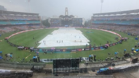 IND-W vs SA-W: Heavy downpour in Navi Mumbai ahead of the start of the Women's World Cup final between India and South Africa. (Express Photo by Narendra Vaskar)