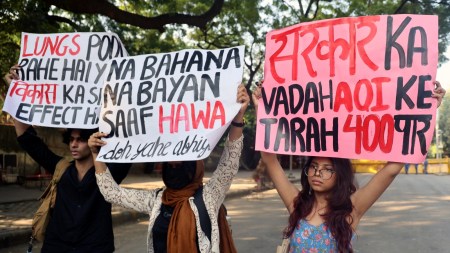 Students protest at Jantar Mantar, protest at Jantar Mantar, Jantar Mantar, curb pollution in Delhi, Delhi Air Quality Index, delhi aqi, Delhi air pollution, Delhi air quality, air pollution, air pollution level, Delhi severe air quality, delhi news, India news, Indian express, current affairs