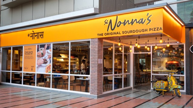 Si Nonna's began as a cozy neighbourhood pizzeria in Kamala Mills, Mumbai.