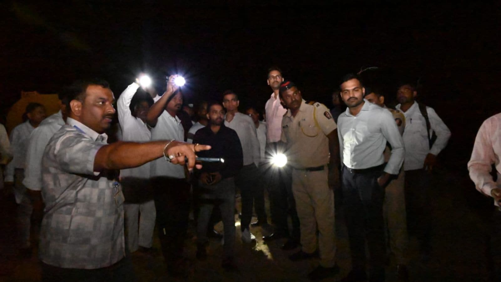 Central team visits Solapur village: What damages did they assess in mobile torch light? ask flood-affected farmers