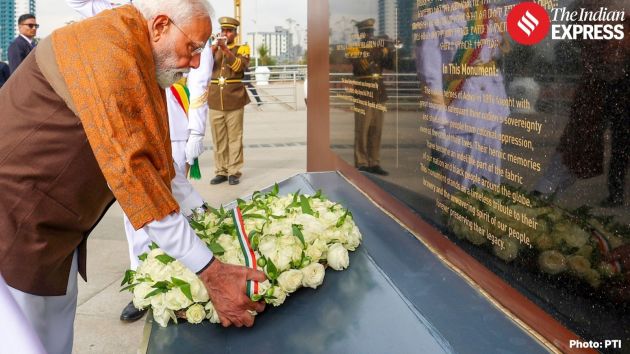 The Prime Minister lays a wreath at the memorial, paying tribute to those who fought in the historic battle