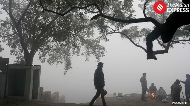 The dense fog persisted through the morning hours, maintaining a cold and hazy atmosphere across the city