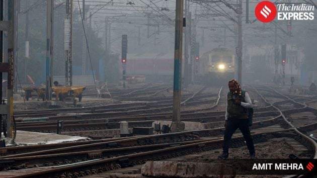 A red alert for low visibility was issued in Delhi‑NCR today as dense fog engulfed the capital and surrounding areas