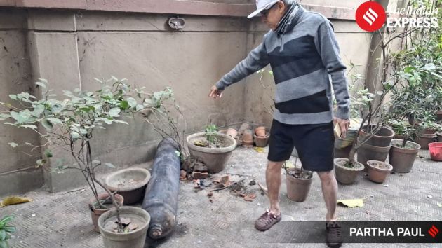 Following the oxygen godown blast, residents in Manicktala flee their homes