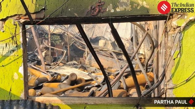 Local sources say the fire begins around 2:30 am at the oxygen cylinder warehouse and quickly spreads to adjacent units,