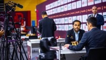 Arjun Erigaisi in action against Nodirbek Abdusattorov in the World Blitz Championship semi-finals on Tuesday. (PHOTO: Anna Shtourman/FIDE)