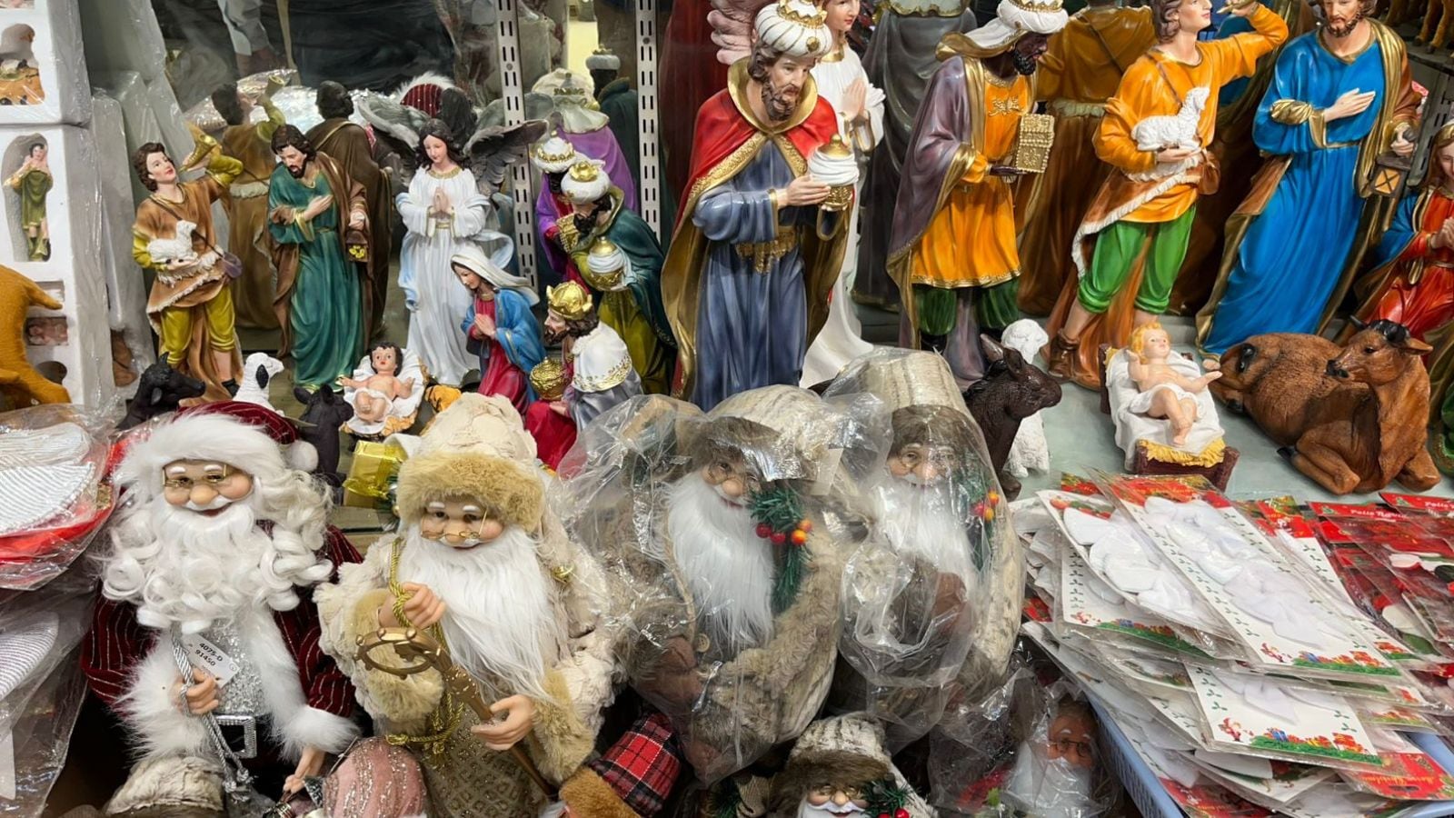 Shop owners at Crawford Market say customers from Pune, Nashik, and even Kolhapur are common during the season. 