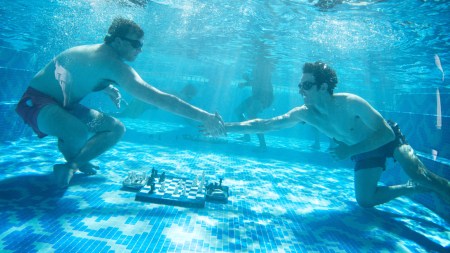 Hans Niemann and Fabiano Caruana playing underwater chess. (PHOTO: Freestyle Chess/Stev Bonhage)