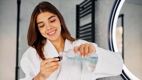 Some trials showed that chlorhexidine better maintained plaque or salivary pH, while others found garlic more effective at specific strengths. (Image: Freepik)