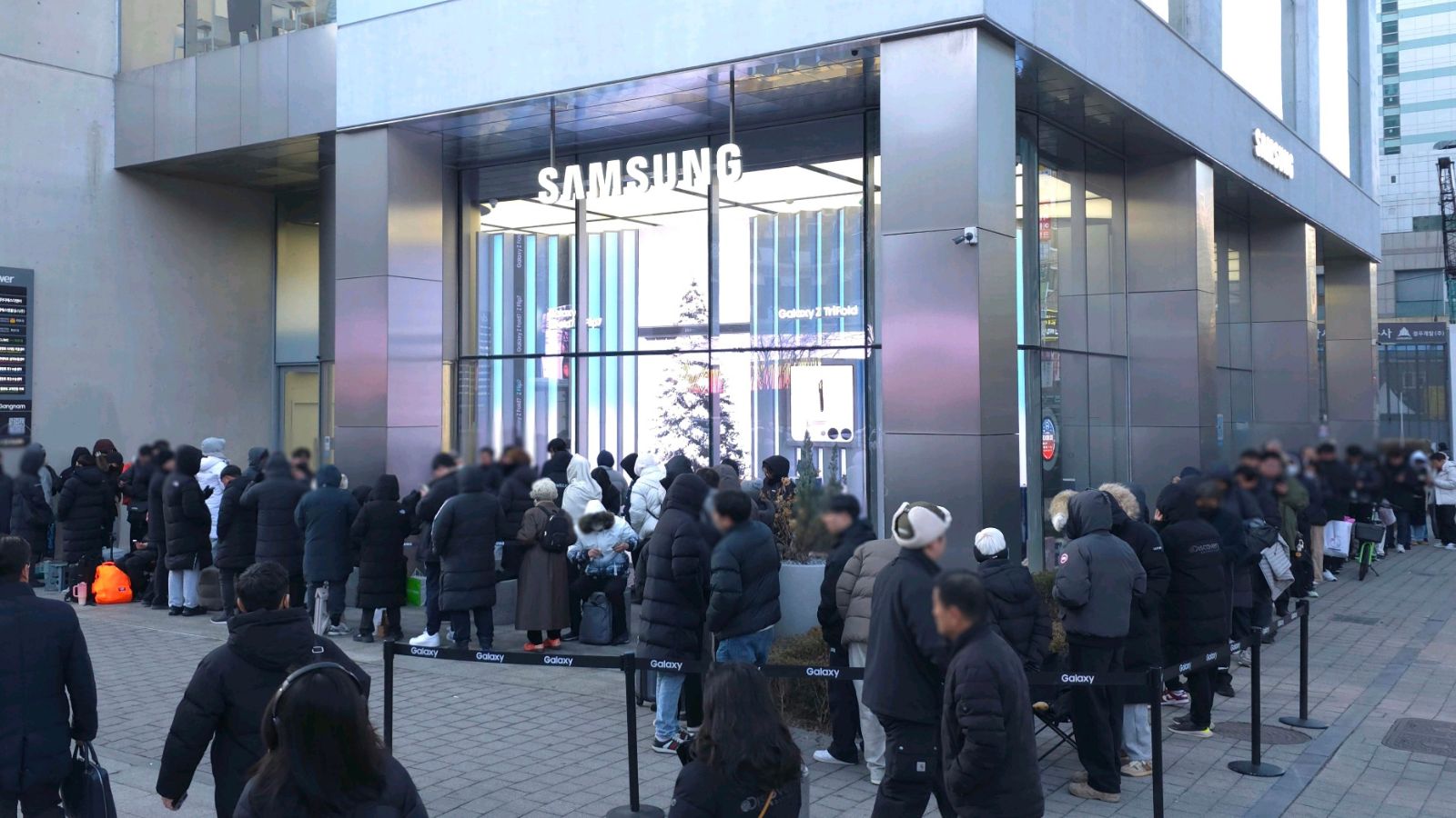 Consumers flock to stores as Samsung unveils its Galaxy Z trifold
