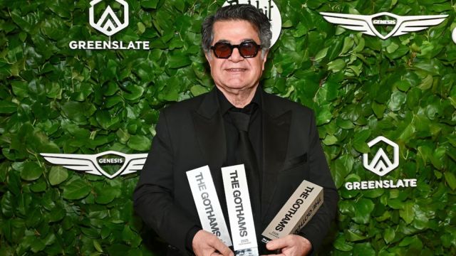 Jafar Panahi posa con los premios a mejor película internacional, mejor guión original y mejor director en los Gotham Film Awards en Cipriani Wall Street el lunes 1 de diciembre de 2025 en Nueva York. (Foto de Evan Agostini/Invision/AP)