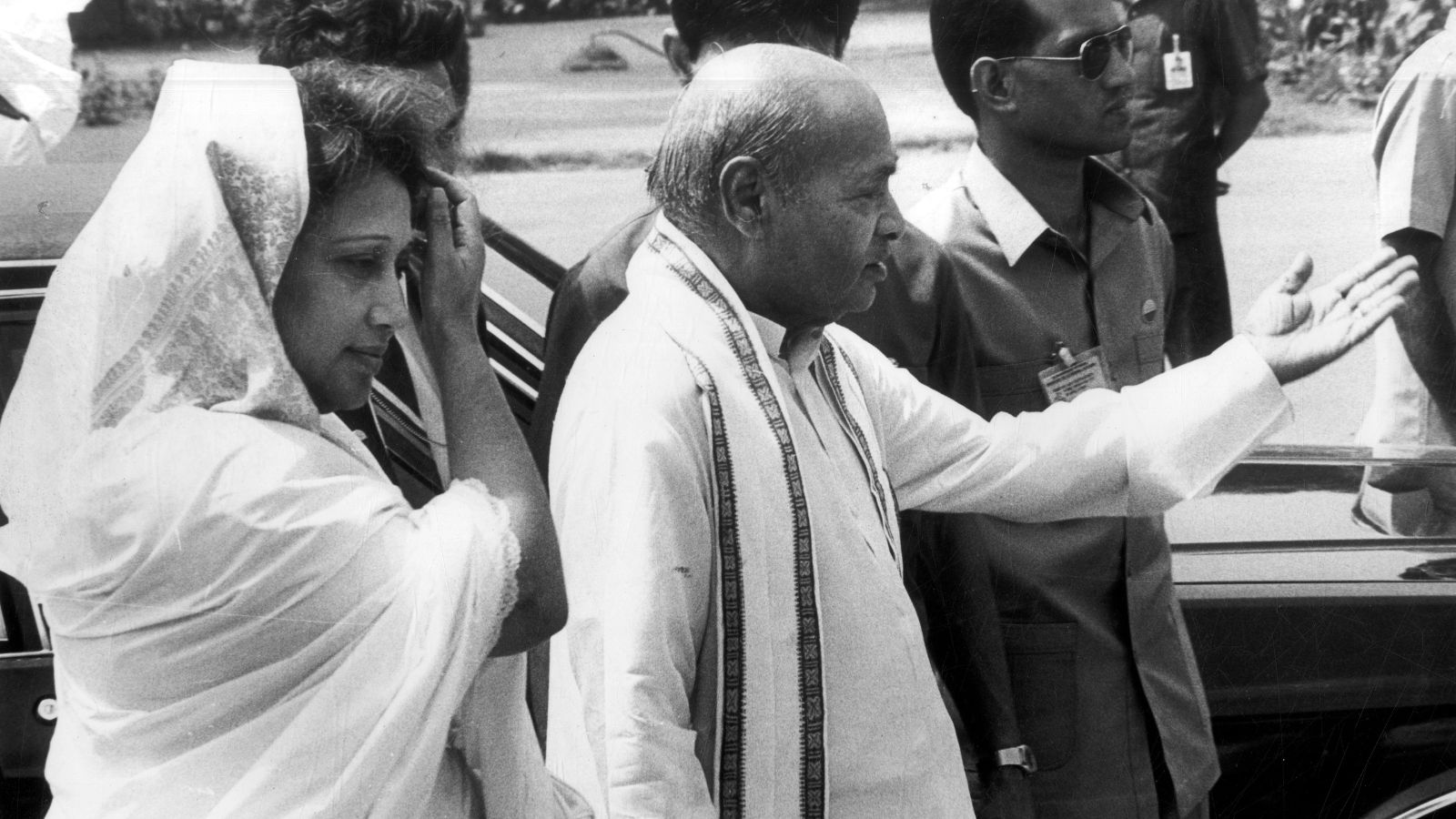 Prime Minister PV Narasimha Rao with the Prime Minister of Bangladesh Khaleda Zia at Rashtrapati Bhawan on her arrival in India in 1992.