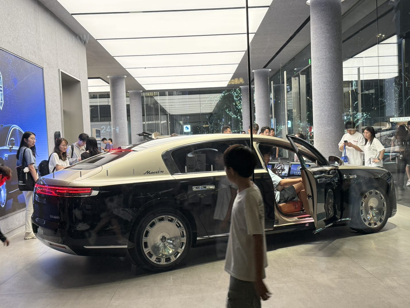 Huawei Maextro S800 सेडान ऑटोमैटिक खुलने वाले दरवाज़ों के साथ आती है।