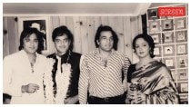 Throwback picture of Sunil Dutt, Shatrughan Sinha, Dharmendra, and Hema Malini.