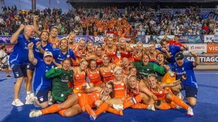 The Netherlands settled the match in the first half with a goal from a penalty corner and another from open play, then protected their narrow lead in the decisive stages through a very compact defensive structure that withstood sustained Argentine pressure on the turf of the Estadio Nacional. (FIH Photo)