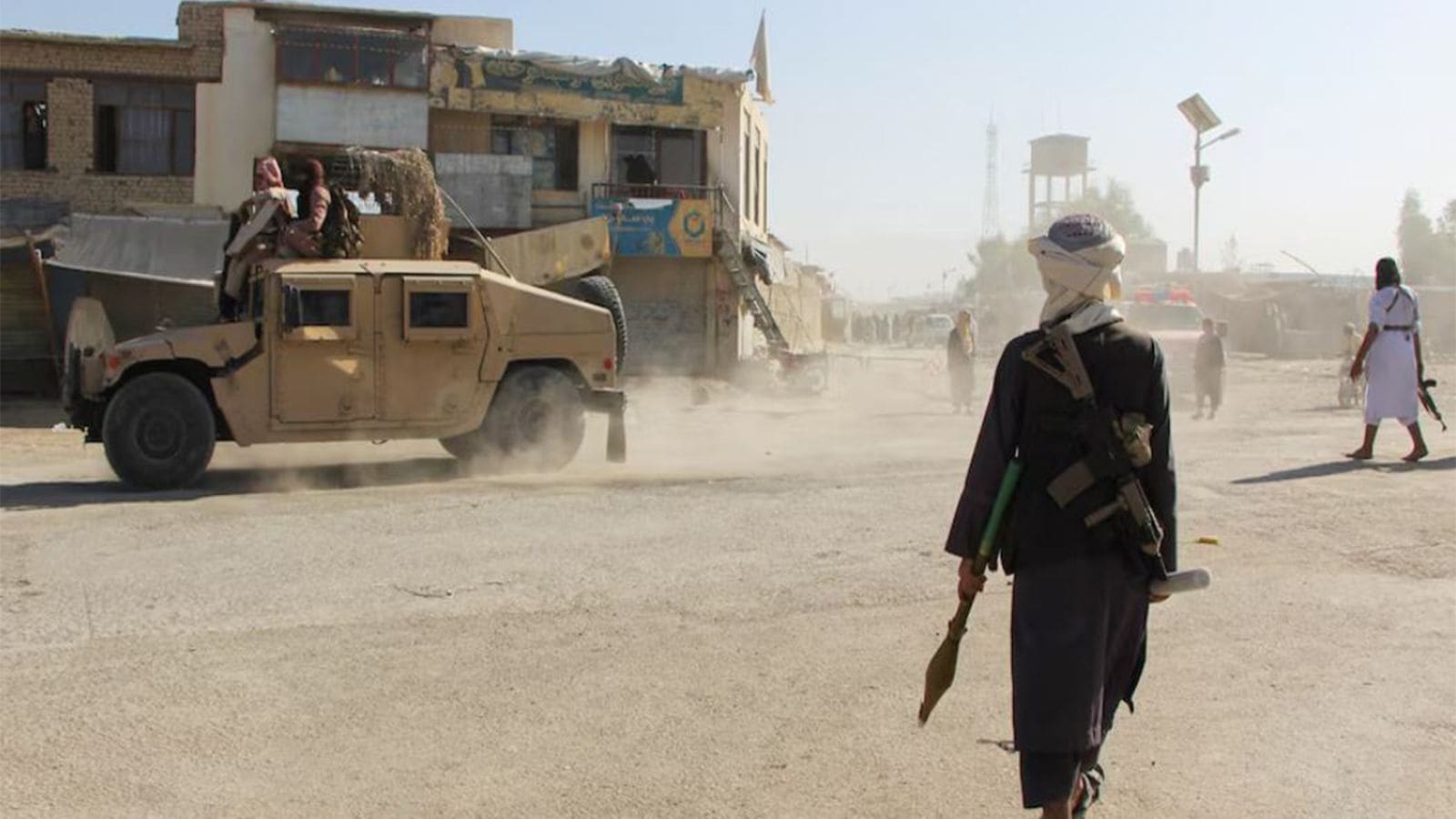 Tensión crece en la frontera: enfrentamientos entre Pakistán y Talibanes dejan cinco muertos