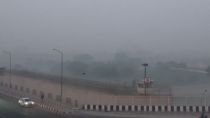 Morning weather visuals from Akshardham as dense smog blankets the national capital. (Photo/PTI)