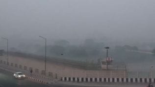 Morning weather visuals from Akshardham as dense smog blankets the national capital. (Photo/PTI)