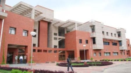 Over 20 researchers, including PhD students, postdoctoral researchers and AI researchers at various levels, are involved in the experiment.