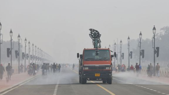 An anti-smog gun sprays water to control pollution at Kartavya Path, in New Delhi on Sunday. (ANI Photo)