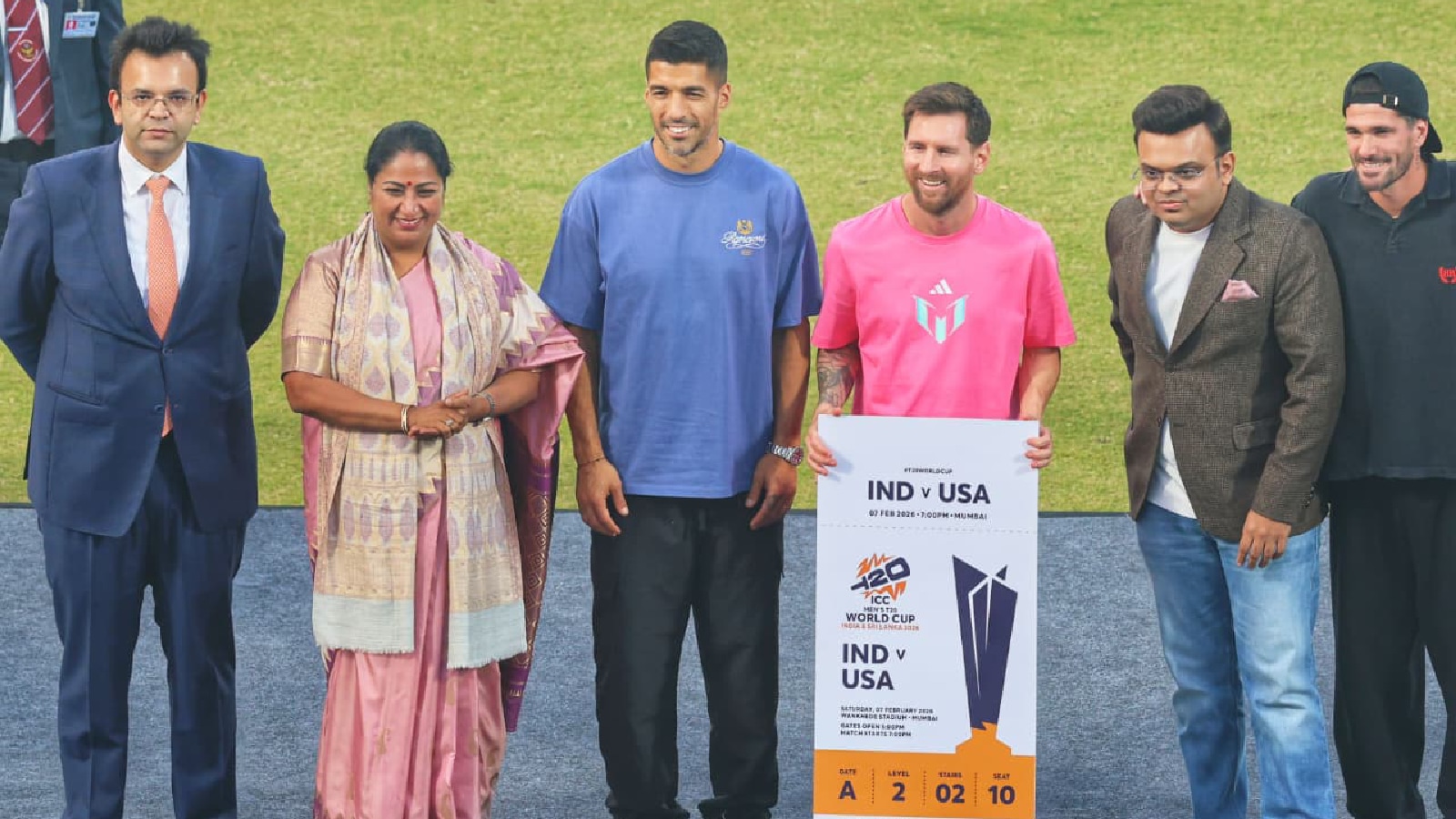 लियोनेल मेस्सी और उनके इंटर मियामी टीम के साथी रोड्रिगो डी पॉल और लुइस सुआरेज़ सोमवार को नई दिल्ली में मेस्सी के भारत दौरे के हिस्से के रूप में अरुण जेटली स्टेडियम में दिल्ली की मुख्यमंत्री रेखा गुप्ता, आईसीसी प्रमुख जय शाह और रोहन जेटली के साथ एक तस्वीर के लिए पोज़ देते हुए। (एक्सप्रेस फोटो अभिनव साहा द्वारा)