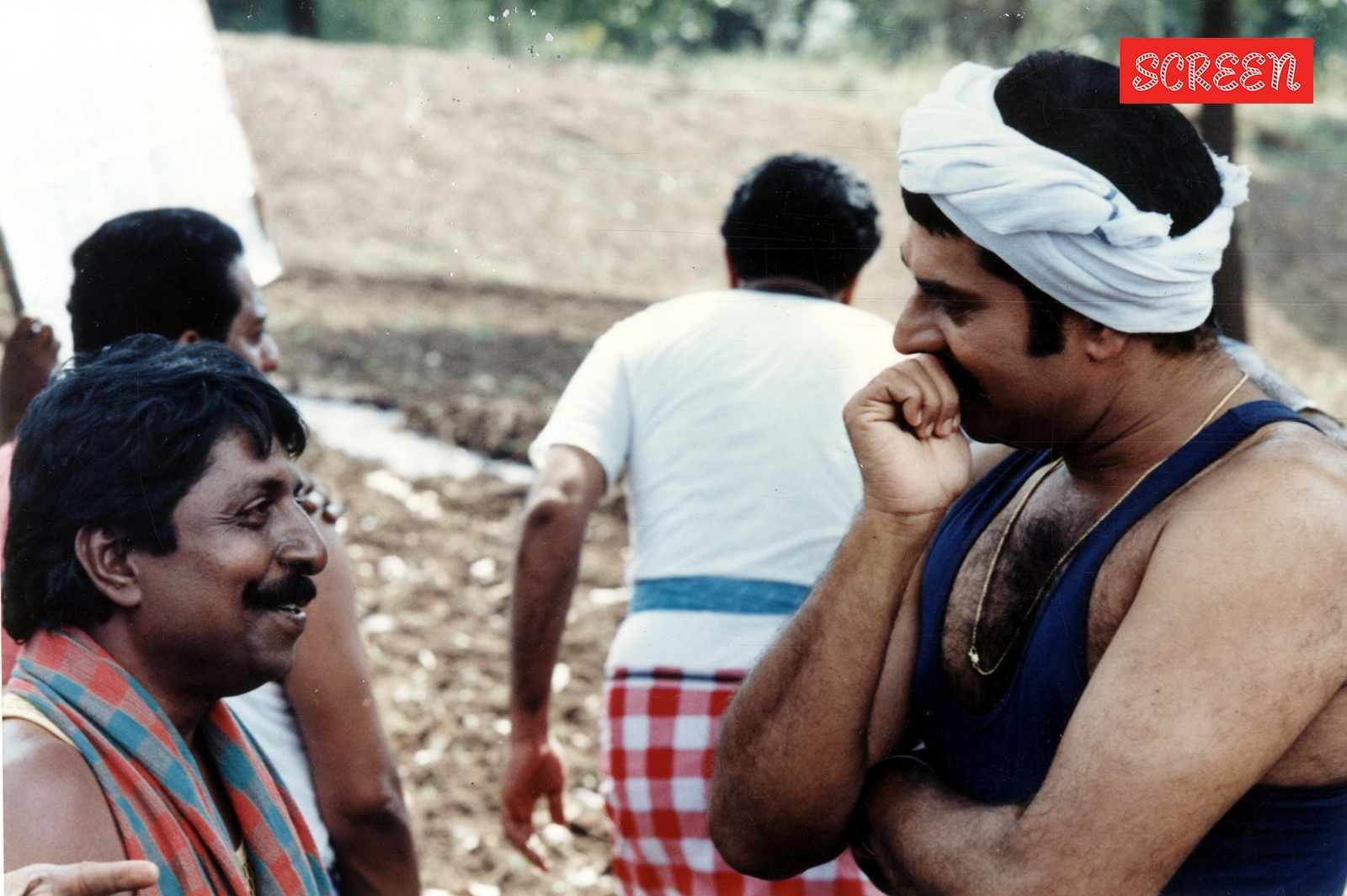 Incluso se podría decir que Sreenivasan, hasta cierto punto, logró en el cine malayalam lo que el legendario autor Vaikom Muhammad Basheer logró brillantemente en la literatura.