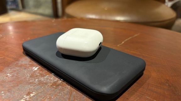 Spigen ArcPack dual portable power bank