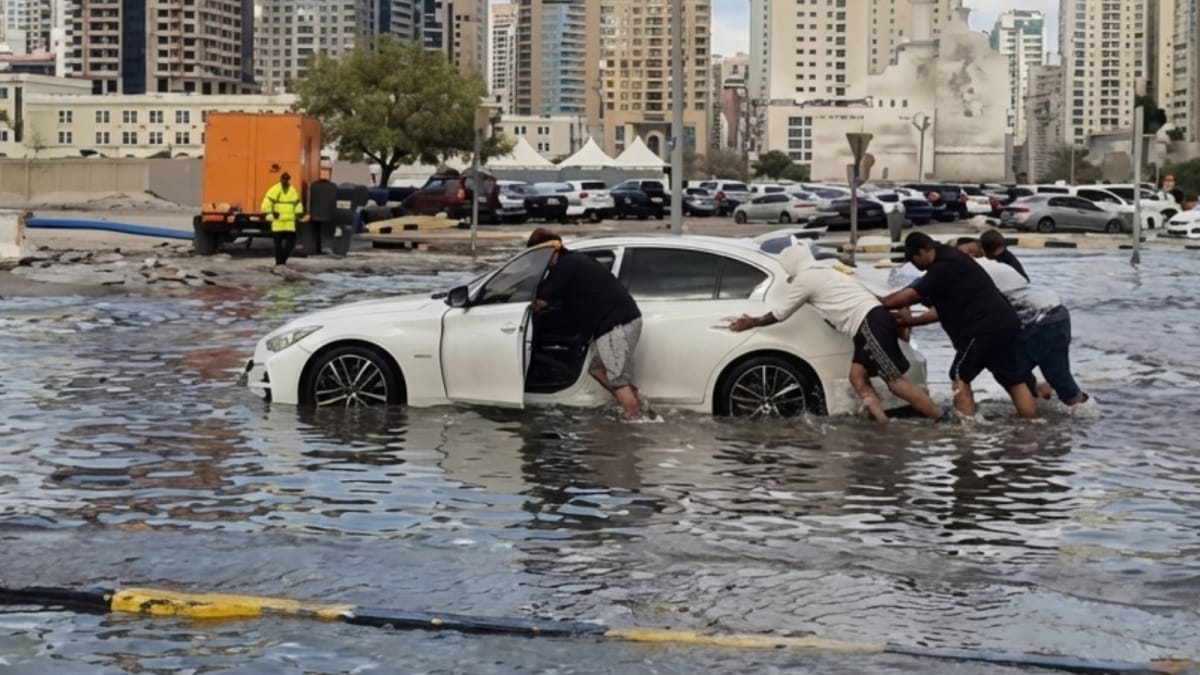 UAE Dubai Rain, Weather Forecast Today Live News Updates: Abu Dhabi,  Sharjah, Ras al Khaimah, Fujairah heavy rain, thunderstorms, Cancelled  flight Status, metro status today latest news updates