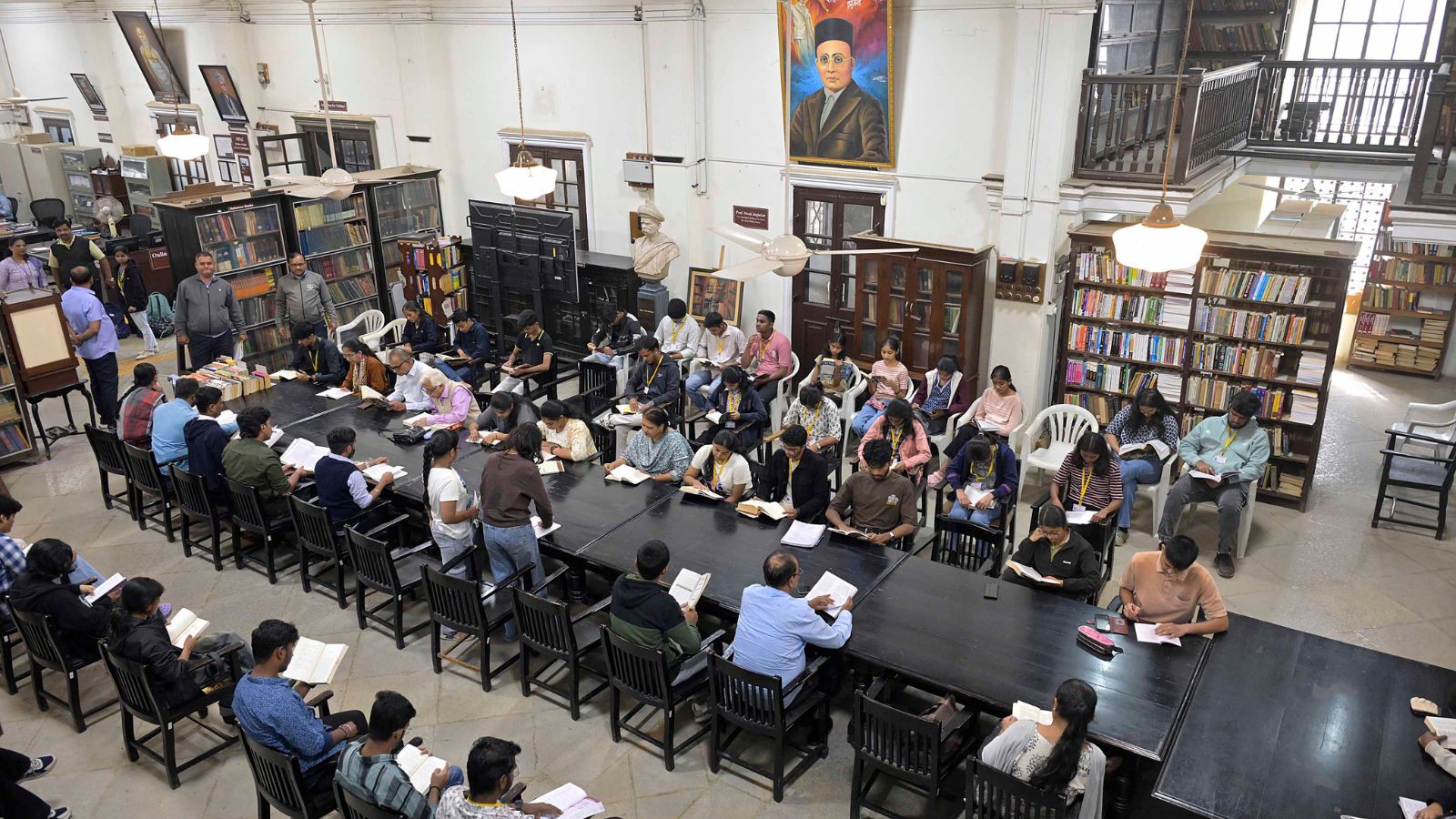 पुणे में सामूहिक पठन अभियान