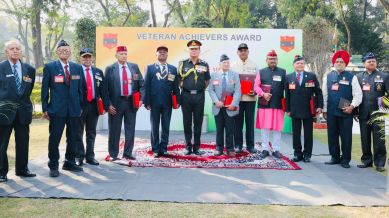 Photo of Southern Army Commander Lt Gen Dhiraj Seth with 1971 war veterans who were felicitated
