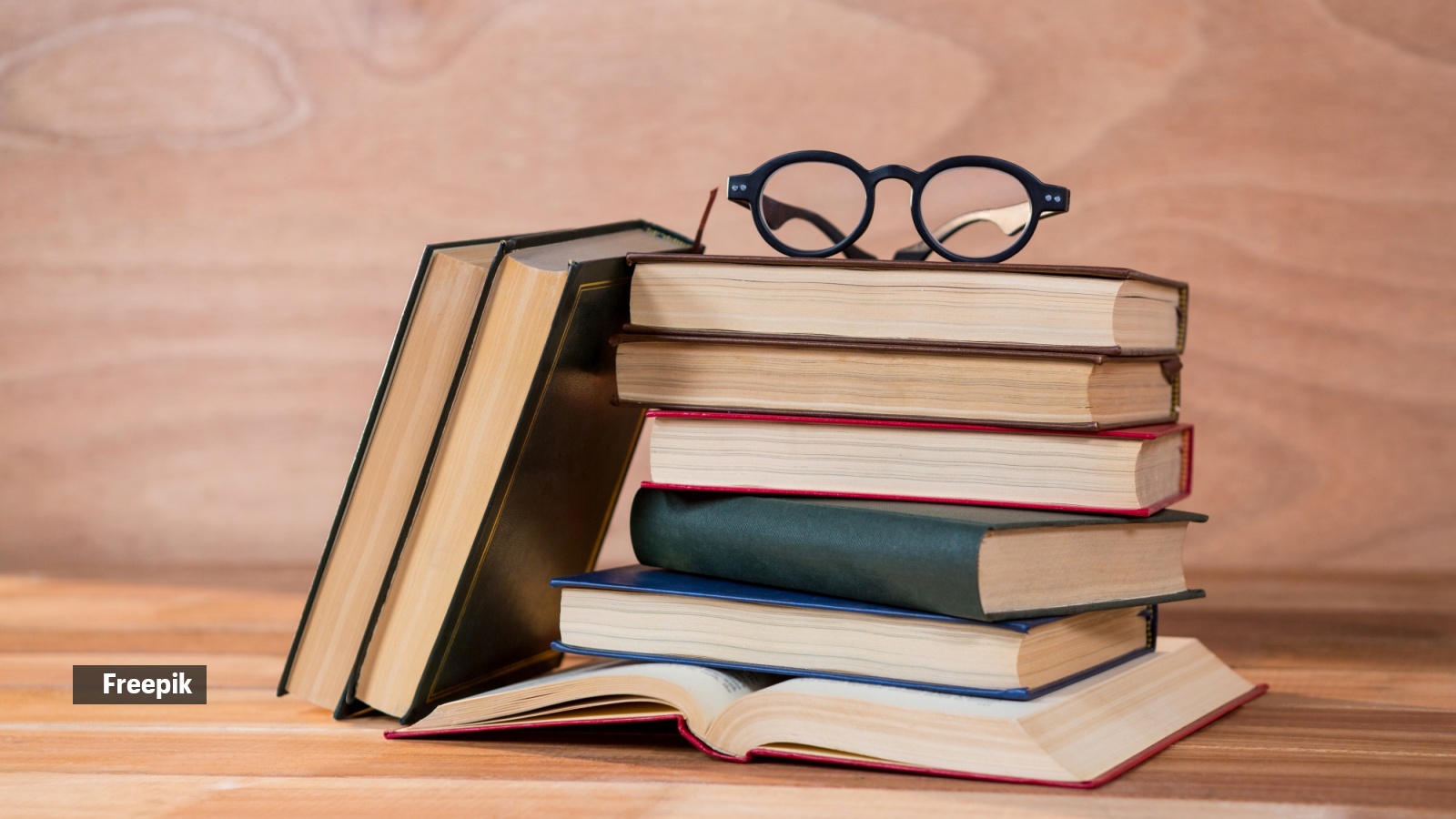 7 Podcasts for Bookworms to Enjoy