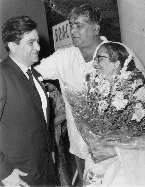 Actor Raj Kapoor with his father Prithviraj Kapoor and mother Ramsarni Kapoor. (Photo: Express Archive)
