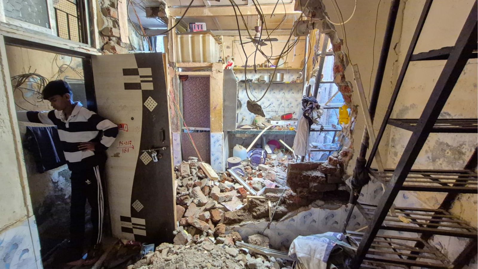 Gas Cylinder Blast Injures Three in Mumbai Chawl