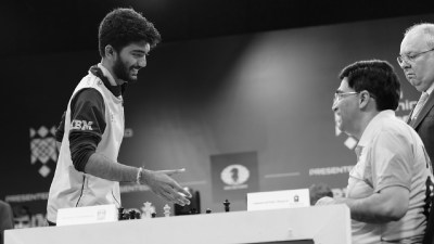 World champion Gukesh Dommaraju and chess legend Viswanathan Anand discuss after their match in the Global Chess League. (Photo: GCL)