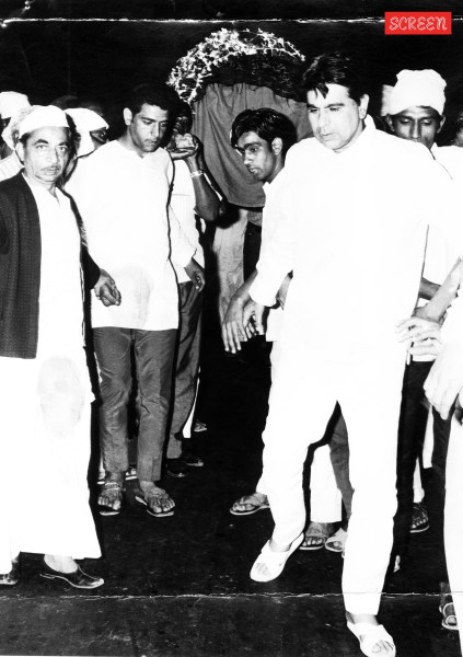 Dilip Kumar at the funeral of K Asif