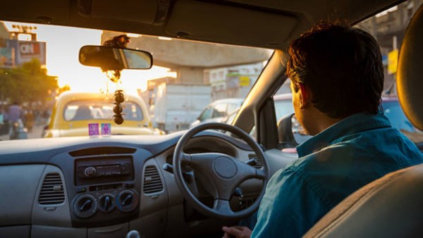 passenger giving Rs 100 to cab driver