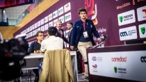 Magnus Carlsen arrives for his round 1 rapid game at the FIDE World Rapid and Blitz Championship in Doha. (PHOTO: Anna Shtourman)