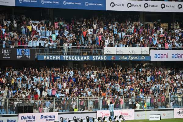 Os torcedores comemoram a visita de Lionel Messi ao estádio Wankhede, em Mumbai, em 14 de dezembro de 2025. Foto expressa de Sankhadeep Banerjee. 14.12.2025.