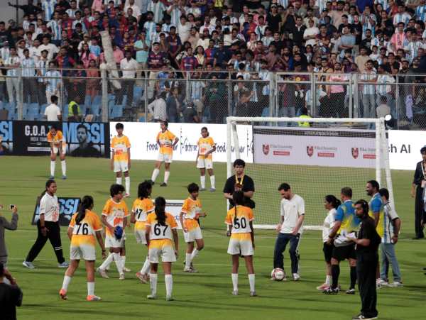 O astro do futebol argentino Lionel Messi, junto com seus companheiros do Inter Miami, Rodrigo De Paul e Luis Suarez, jogam futebol com as crianças do Projeto Mahadeva, como parte da turnê de Messi pela Índia, no estádio Wankhede, em Mumbai, em 14 de dezembro de 2025. Foto expressa de Ganesh Shirsekar