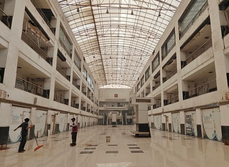 Teen falls to death from mall's roof