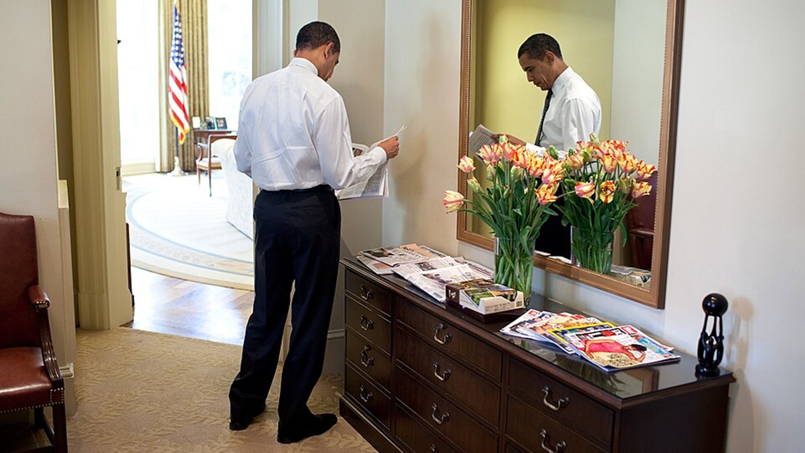 How does Obama stay informed about current news?