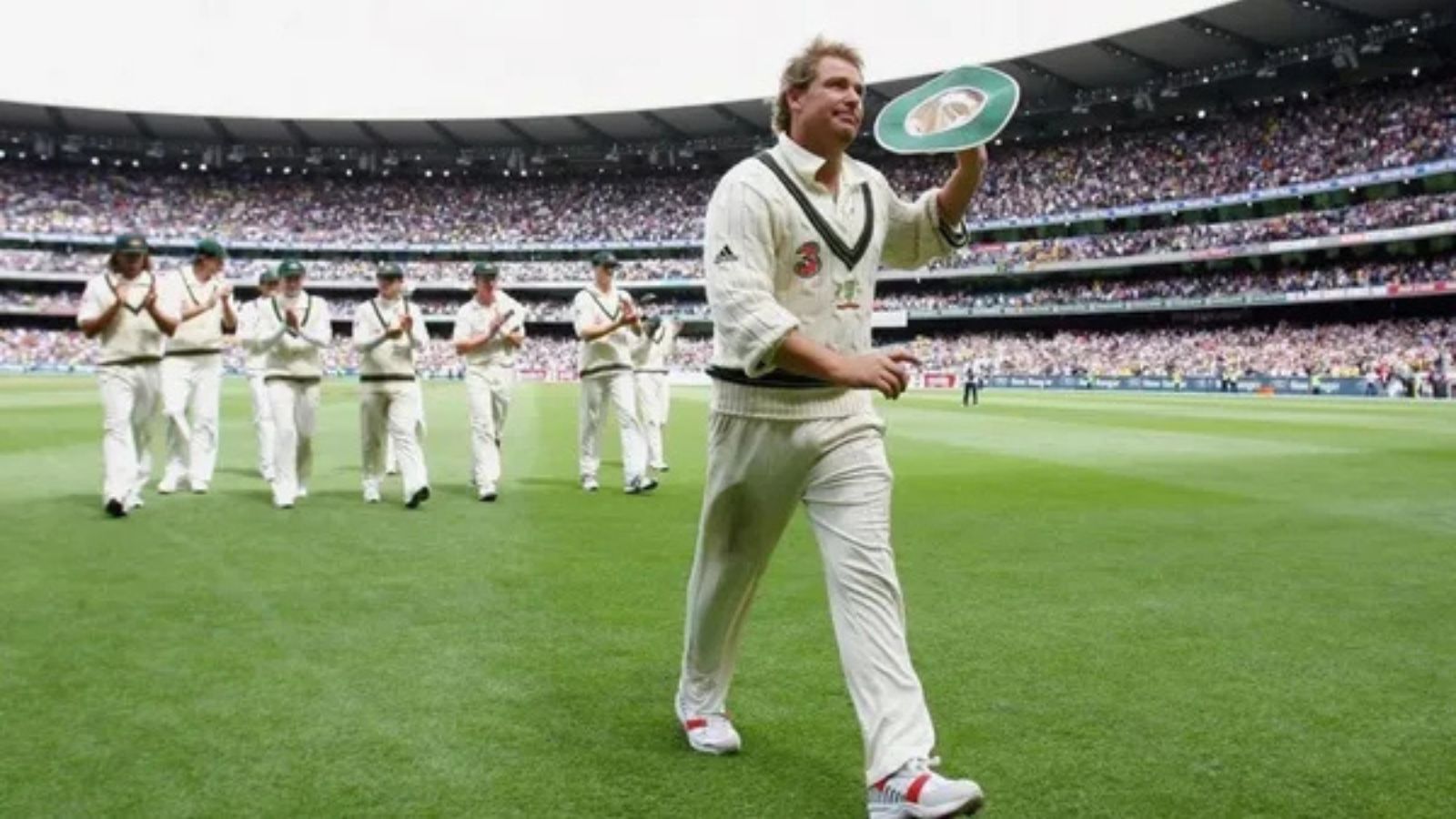 Former cricket players and MCG crowd honor late Shane Warne Former cricket players and MCG crowd honor late Shane Warne