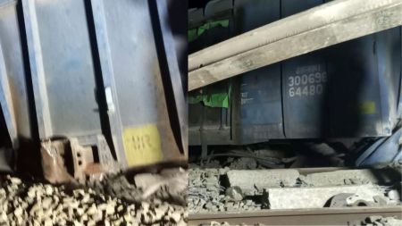 The derailment has impacted train services on the Delhi–Howrah route.