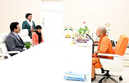 Anjana, the daughter of late Major Bipin Chandra Bhatt, met the Chief Minister Yogi Adityanath on Wednesday