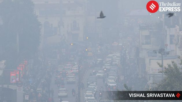 Movement on city roads in Lucknow slows due to dense fog