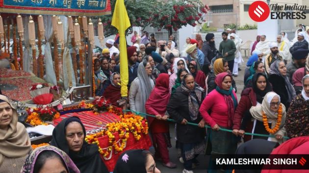 Volunteers serve tea and bread-pakoras as langar during the Nagar Kirtan